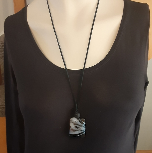 BEAUTIFUL-Natural Square Black & White Agate/Black Lava Stone/Suede Necklace - Picture 6 of 8